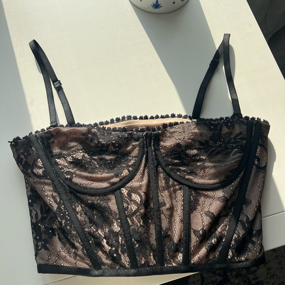 Black + gold lace corset. Olivaceous size M.